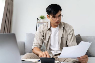 Adam yıllık vergiyi hesap makinesi ve Bireysel Gelir Vergisi İade formuyla hesaplıyor. Vergi ve Bütçe Planlama Konsepti Ödeme Sezonu. 