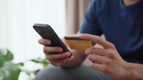 Άντρας Που Χρησιμοποιεί Πιστωτική Κάρτα Και Smartphone Για Online Αγορές — Αρχείο Βίντεο