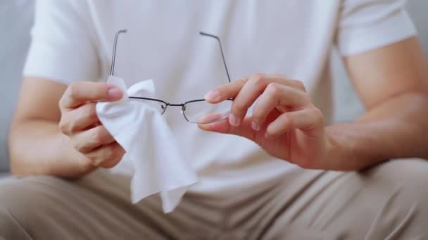 Egy Férfi Tart Egy Szemüveget Egy Rongyot Egy Kanapén Fogalom — Stock videók