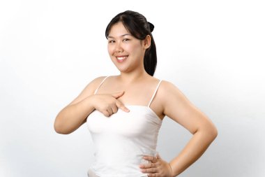 Asyalı kadın göğsündeki şişlikleri kontrol ediyor beyaz arka planda göğüs kanseri belirtileri var mı diye. Sağlık ve Tıp Konsepti.