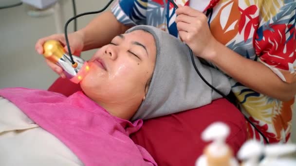 Beauticians Perform Ultrasound Facial Procedures Equipment Woman Getting Facial Massage — Stock Video