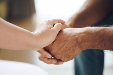 Zihinsel depresif bir adama moral vermek için kız arkadaş ya da aile ferdi olarak oturup el ele tutuşan psikolog, hastaya zihinsel yardım sağlıyor. PTSD Akıl Sağlığı Konsepti.