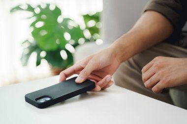 Bir adamın elini kapattıktan sonra onu kullanmayı bıraktıktan sonra cep telefonunu masaya koymaktır. Ekran zaman sınırı kavramı.