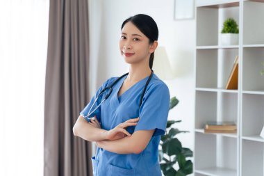 Asyalı kadın doktor ya da hemşire, ofisinde steteskop asılı duruyor. Sağlık işçisi, Tıp Profesyoneli..