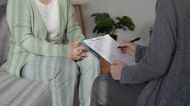 Psikolog doktor depresyon, anksiyete, terapi seansı, akıl sağlığı konsepti olan hastaları muayene eder ve dinler ve onlarla konuşur.