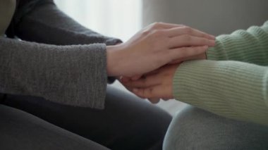 Depresyon, kaygı, terapi seansı, ruh sağlığı konsepti olan hastaları teşvik etmek için el ele tutuşan psikolog, arkadaş veya aile.