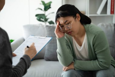 Psikolog doktor depresyon, anksiyete, terapi seansı, akıl sağlığı konsepti olan hastaları muayene eder ve dinler ve onlarla konuşur.