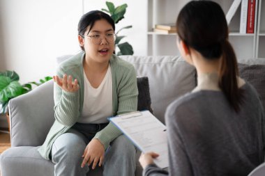 Psikolog doktor depresyon, anksiyete, terapi seansı, akıl sağlığı konsepti olan hastaları muayene eder ve dinler ve onlarla konuşur.