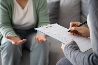 Psikolog doktor depresyon, anksiyete, terapi seansı, akıl sağlığı konsepti olan hastaları muayene eder ve dinler ve onlarla konuşur.