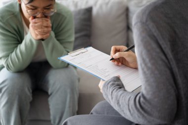 Psikolog doktor depresyon, anksiyete, terapi seansı, akıl sağlığı konsepti olan hastaları muayene eder ve dinler ve onlarla konuşur.