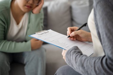 Psikolog doktor depresyon, anksiyete, terapi seansı, akıl sağlığı konsepti olan hastaları muayene eder ve dinler ve onlarla konuşur.