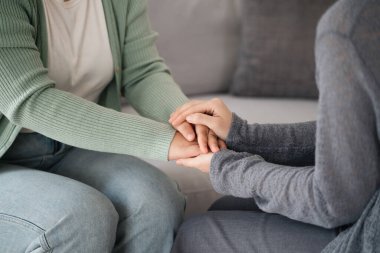Depresyon, kaygı, terapi seansı, ruh sağlığı konsepti olan hastaları teşvik etmek için el ele tutuşan psikolog, arkadaş veya aile.