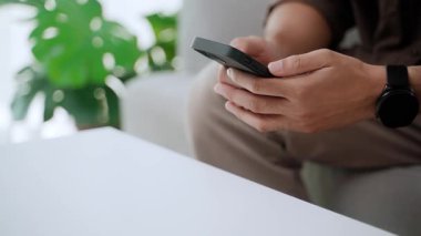 Adamın eli telefondaki kilidi açar ve kapatmak için masanın üzerine çevirir. Ekran zaman kontrolü, sosyal ağları azaltma, sosyal detoks....