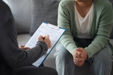 Psikolog doktor depresyon, anksiyete, terapi seansı, akıl sağlığı konsepti olan hastaları muayene eder ve dinler ve onlarla konuşur.