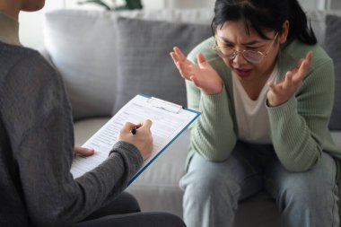 Psikolog doktor depresyon, anksiyete, terapi seansı, akıl sağlığı konsepti olan hastaları muayene eder ve dinler ve onlarla konuşur.