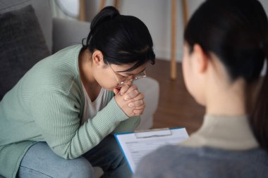 Psikolog doktor depresyon, anksiyete, terapi seansı, akıl sağlığı konsepti olan hastaları muayene eder ve dinler ve onlarla konuşur.