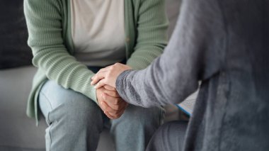 Depresyon, kaygı, terapi seansı, ruh sağlığı konsepti olan hastaları teşvik etmek için el ele tutuşan psikolog, arkadaş veya aile.