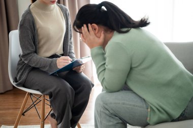 Psikolog doktor depresyon, anksiyete, terapi seansı, akıl sağlığı konsepti olan hastaları muayene eder ve dinler ve onlarla konuşur.