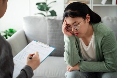 Psikolog doktor depresyon, anksiyete, terapi seansı, akıl sağlığı konsepti olan hastaları muayene eder ve dinler ve onlarla konuşur.