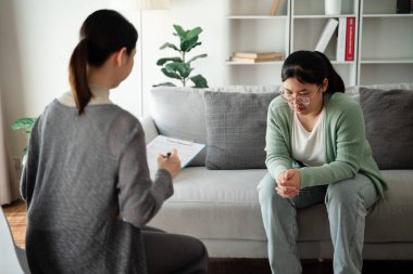 Psikolog doktor depresyon, anksiyete, terapi seansı, akıl sağlığı konsepti olan hastaları muayene eder ve dinler ve onlarla konuşur.