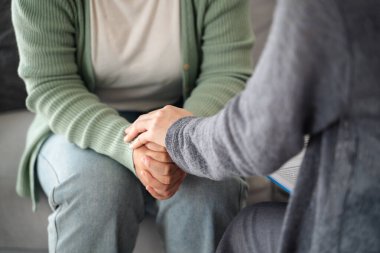 Depresyon, kaygı, terapi seansı, ruh sağlığı konsepti olan hastaları teşvik etmek için el ele tutuşan psikolog, arkadaş veya aile.