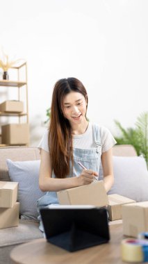 Çevrimiçi satış işlerinde, küçük işletme sahipleri müşterilere, çevrimiçi alışveriş yapan KOBİ girişimcilerine ve tüketicilere mal teslimatına uygun şekilde hazırlanmak için envanteri kontrol ediyorlar..