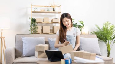 Çevrimiçi satış işlerinde, küçük işletme sahipleri müşterilere, çevrimiçi alışveriş yapan KOBİ girişimcilerine ve tüketicilere mal teslimatına uygun şekilde hazırlanmak için envanteri kontrol ediyorlar..