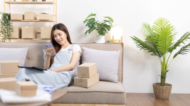 Kadın, ürün sipariş etmek için gelen müşterilerle, evde serbest çalışmak için, masaj yoluyla müşterilerle konuşmak için, küçük işletme sahibi ve KOBİ ile sohbet etmek için cep telefonu veya tablet kullanır..