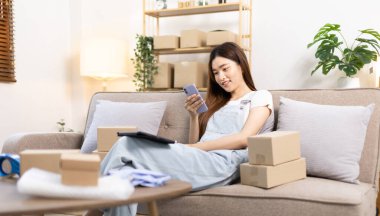 Kadın, ürün sipariş etmek için gelen müşterilerle, evde serbest çalışmak için, masaj yoluyla müşterilerle konuşmak için, küçük işletme sahibi ve KOBİ ile sohbet etmek için cep telefonu veya tablet kullanır..