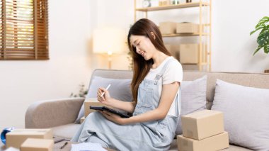 Kadın, ürün sipariş etmek için gelen müşterilerle, evde serbest çalışmak için, masaj yoluyla müşterilerle konuşmak için, küçük işletme sahibi ve KOBİ ile sohbet etmek için cep telefonu veya tablet kullanır..