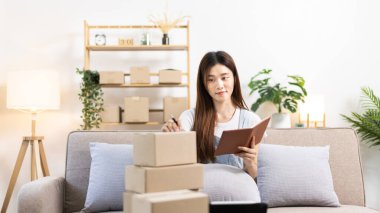 Çevrimiçi satış işlerinde, küçük işletme sahipleri müşterilere, çevrimiçi alışveriş yapan KOBİ girişimcilerine ve tüketicilere mal teslimatına uygun şekilde hazırlanmak için envanteri kontrol ediyorlar..