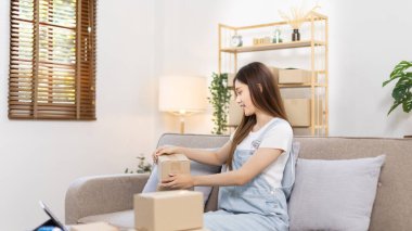 Küçük işletme sahipleri veya KOBİ 'ler internet üzerinden satış ve taşımacılıkla ilgili iş yapıyorlar, evde çalışan ve işletme sahibi gençler için yeni iş tarzı, paketleme kutusu, çevrimiçi konsept satışı.