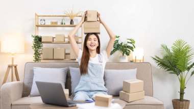 Küçük işletme sahipleri veya KOBİ 'ler internet üzerinden satış ve taşımacılıkla ilgili iş yapıyorlar, evde çalışan ve işletme sahibi gençler için yeni iş tarzı, paketleme kutusu, çevrimiçi konsept satışı.