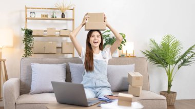 Küçük işletme sahipleri veya KOBİ 'ler internet üzerinden satış ve taşımacılıkla ilgili iş yapıyorlar, evde çalışan ve işletme sahibi gençler için yeni iş tarzı, paketleme kutusu, çevrimiçi konsept satışı.