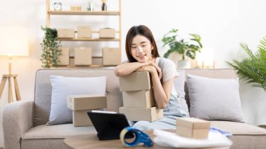 Küçük işletme sahipleri veya KOBİ 'ler internet üzerinden satış ve taşımacılıkla ilgili iş yapıyorlar, evde çalışan ve işletme sahibi gençler için yeni iş tarzı, paketleme kutusu, çevrimiçi konsept satışı.