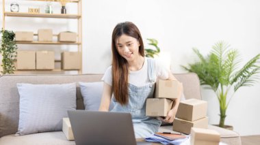 Çevrimiçi, çevrimiçi küçük işletme sahipleri müşterilerle sohbet ediyor teslimat adreslerini soruyor ve sevkiyat, çevrimiçi alışveriş girişimcisi KOBİ 'ye hazırlık için siparişlerini teyit ediyor.