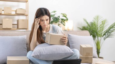 Küçük işletme sahipleri iptal edilen eşyalar konusunda stresli ve endişeli ve nakliye, iş ve mali kayıplar, sakal, hayal kırıklığı, hayal kırıklığı, hayal kırıklığı, hayal kırıklığı, stres, yorgunluk, üzüntü.