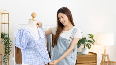 Profesyonel bayan tasarımcılar stüdyodaki gömleğin etrafında bir mezura kullanırlar, moda tasarımcısı, yaratıcılık ve fikirler, manken, tişört çizimi, renk düzeni, giysi aksesuarları..
