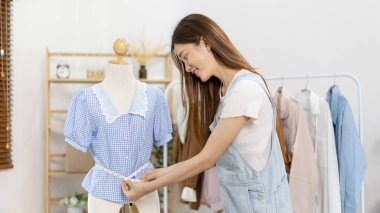 Profesyonel bayan tasarımcılar stüdyodaki gömleğin etrafında bir mezura kullanırlar, moda tasarımcısı, yaratıcılık ve fikirler, manken, tişört çizimi, renk düzeni, giysi aksesuarları..