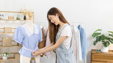 Profesyonel bayan tasarımcılar stüdyodaki gömleğin etrafında bir mezura kullanırlar, moda tasarımcısı, yaratıcılık ve fikirler, manken, tişört çizimi, renk düzeni, giysi aksesuarları..