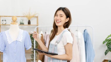 Tasarım stüdyosundaki tablet, moda tasarımcısı, yaratıcılık ve fikirler, manken, tişört çizimi, renk düzeni, giysi aksesuarları aracılığıyla profesyonel kadın tasarımcı kıyafetleri tasvir etme, bağımsız çalışma.