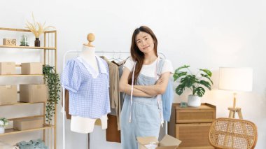 Profesyonel kadın tasarımcılar özel bir stüdyoda kıyafet tasarımında çalışırlar, moda tasarımcısı, yaratıcılık ve fikirler, manken, tişört çizimi, giysi aksesuarları. Çalışmalar yaratmak için hayal gücünü kullanmak.