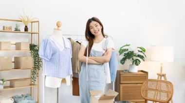 Profesyonel kadın tasarımcılar özel bir stüdyoda kıyafet tasarımında çalışırlar, moda tasarımcısı, yaratıcılık ve fikirler, manken, tişört çizimi, giysi aksesuarları. Çalışmalar yaratmak için hayal gücünü kullanmak.