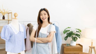 Profesyonel kadın tasarımcılar özel bir stüdyoda kıyafet tasarımında çalışırlar, moda tasarımcısı, yaratıcılık ve fikirler, manken, tişört çizimi, giysi aksesuarları. Çalışmalar yaratmak için hayal gücünü kullanmak.