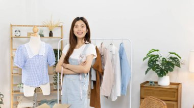 Profesyonel kadın tasarımcılar özel bir stüdyoda kıyafet tasarımında çalışırlar, moda tasarımcısı, yaratıcılık ve fikirler, manken, tişört çizimi, giysi aksesuarları. Çalışmalar yaratmak için hayal gücünü kullanmak.