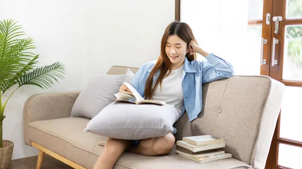 Mujer Asiática Leyendo Una Novela Sofá Sala Estar Actividades Ocio — Foto de Stock
