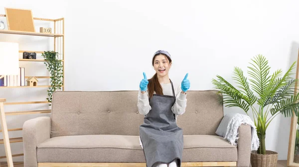 Krásná Asijská Hospodyňka Nosí Zástěru Čistící Rukavice Připravuje Úklid Svého — Stock fotografie