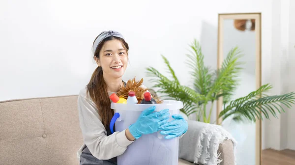 エプロンとクリーニング手袋を身に着けている美しいアジアの主婦は 彼女の家をきれいにする準備をします 毎日ルーチン 大きな掃除 家の中で細菌や汚れをきれいにし 週末にクリーンアップ — ストック写真