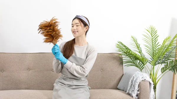 Krásná Asijská Hospodyňka Nosí Zástěru Čistící Rukavice Připravuje Úklid Svého — Stock fotografie
