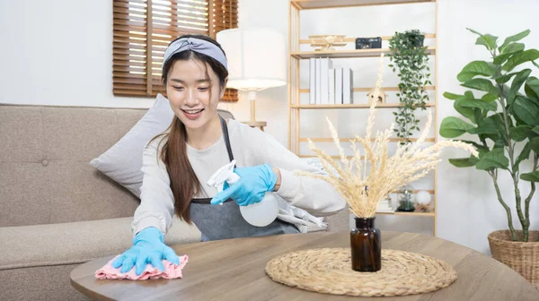 Hausfrau Putzt Oder Wischt Und Esstisch Haus Wohnzimmer Großreinigung Hausarbeit — Stockfoto